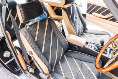 いすゞ 117クーペ：ダッシュパネルやセンター肘置きなどもベージュの革張りとなるなど、豪華な仕立てがジウジアーロカスタムの特徴だ