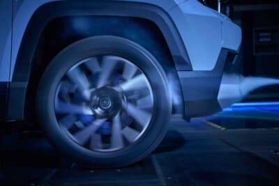 ジープ・コンパス:エアロ特性の高い19インチホイールを装着