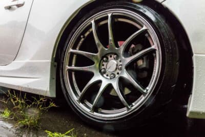 トヨタ 86:足まわりはBLITZの車高調を組み、ホイールは18インチのWORK EMOTION CR KIWAMIに245/35R18サイズのタイヤを装着