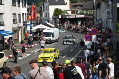 パレードにはサポートレースの旧車やメルセデス・ベンツ 190Eをオマージュした新モデルHWA EVOも一緒にパレードラン