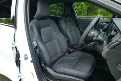 ルノー キャプチャー：運転席には電動シートおよび前席シートヒーターが組み合わされる