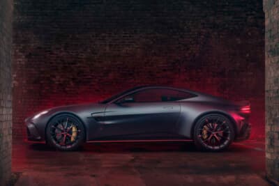 アストンマーティン・ヴァンテージS：ボンネットブレードからデッキリッドスポイラーまで大胆なエアロ機能の塊