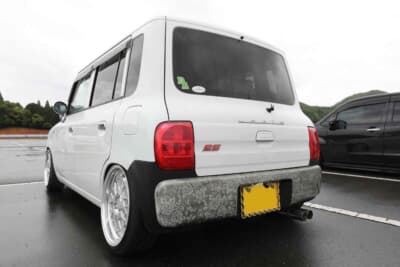 スズキ アルトラパン:リアバンパーにも独自の加工が施されている。純正バンパーの一部にバラ柄のレースのカーテンを巻き付けて缶スプレーで塗装し、乾燥後にカーテンを外すと柄だけが残るという技法だ