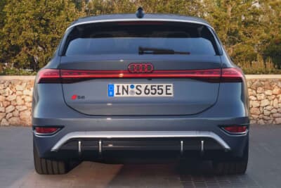 アウディS6 e-tron：リアディフューザーにアルミ調加飾のフレームを奢理、スポーティさを高めるS6アバント