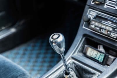 いすゞ 117クーペ：シフトノブも新倉さん好みでナルディに変更している