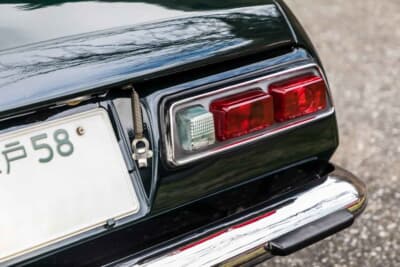 いすゞ ベレット1800GT：トランクリッドはスプリングで留めている