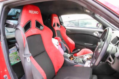 日産 Z34型フェアレディZ：インテリアもレッド×ブラックでカラーコーディネート