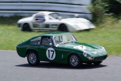 スロットルワイヤー切れとキャブレターのリンケージ破損が連続して起こし停止したパイパーGTを尻目に1965年式レンハムGTが駆け抜ける