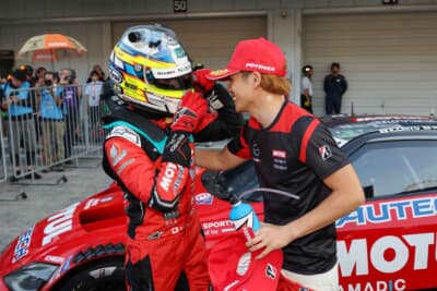 ガッツポーズの千代勝正選手に高星明誠選手が肩に手を置く