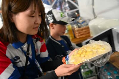 アツアツのジャガイモをレンジから取り出す広報部三原さん