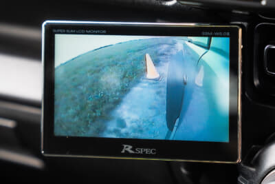 データシステム車種別サイドカメラキットの映像。左側面の死角をカメラからの映像で映し出す。ドアミラーの付け根に装着するため、ミラーを収納してもカメラが映し出す角度や範囲は変化しない。