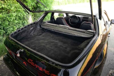 9万スイスフラン~12万スイスフラン(邦貨換算約1660万円〜約2200万円)で現在も販売中のポルシェ「924カレラGT」(C)Bonhams