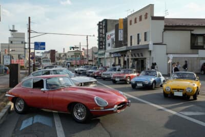地域最大級の夏まつりに新たな魅力を添えるコンテンツとして初開催された「クラシックカー in 桐生八木沢節まつり」。国内外の名車たちが、風情ある錦町通りにずらりと並んだ