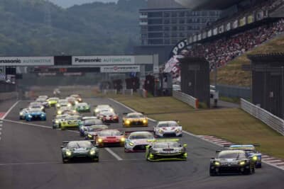 多彩な顔ぶれが並ぶGT300上位グリッド