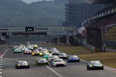 GT300クラスの予選では、777号車 D'station Vantage GT3の藤井誠暢選手がポールポジションを獲得。前日のRace1ではチャーリー・ファグ選手が勝利しており、チームとしては連勝がかかっていた