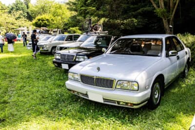 日産シーマをはじめとする国産セダンも多数見られた