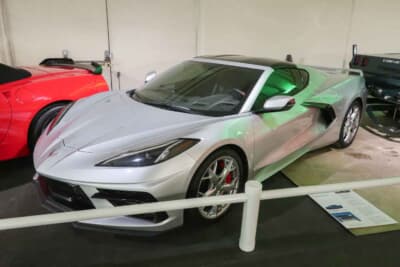 シボレー コルベット C8：シボレー・コルベットの最新モデル（現行モデル）C8。C7からの最大の変更点はフロント・エンジンからミッド・エンジンにコンバートされたこと。6.2LのV8を搭載する