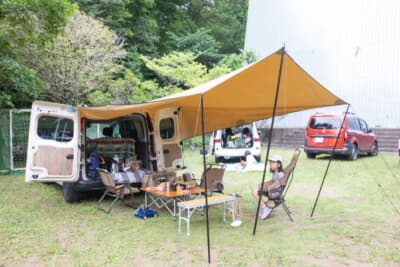 ルノー カングー：タープはひとりでも扱いやすいタイプを採用。カングー仲間から情報をもらって選んだ。「仲間とのつながりが本当にありがたい」とのこと