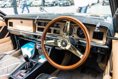 いすゞ 117クーペ：ナルディ製の金メッキステアリングも山岸さんの手によるもの