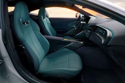 フェラーリ・アマルフィ:コクピットの印象を強調するキャビンは、デュアルコクピットレイアウトを採用