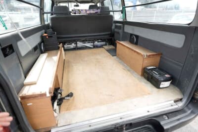 トヨタ ハイエース：全日本戦を転戦していたモトクロスライダーが持っていたということで、購入時より使い勝手の良いモデファイが施されていたという荷物室。ヒラタさん自身もバイクや自転車を積むことも多いそうだ