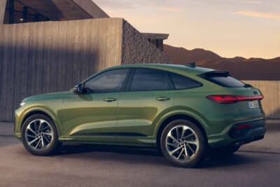 アウディQ5：マフラーエンドを内蔵するテールデザイン採用で印象的なリアビュー