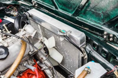 いすゞ ベレット1800GT：エンジンルームには、アルミラジエターを組み込み、大型オイルキャッチタンクも完備