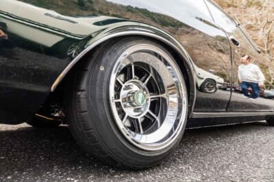 日産 ローレル：サホイールサイズはフロント15×8.5J、リア15×9.5J。タイヤサイズはフロント185/55R15、リア195/50R15