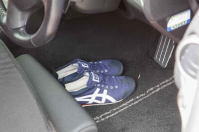 日産 Z34型フェアレディZ：運転席の足元には運転用のシューズが置かれていた