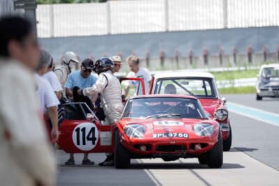 ピットインしドライバーチェンジの1969年式のマーコス1600GTは最多のドライバー8人体制で挑む