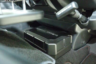 カロッツェリア・24cm×14cmパワードサブウーファー(TS-WX400DA)：フロントシートの足元中央に配置