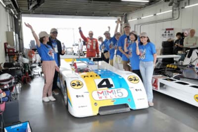 花の応援団が盛り上げるのはシェブロンB19の久保田選手。当時ニッセイトレーシングで北野元選手が走らせたマシンだ