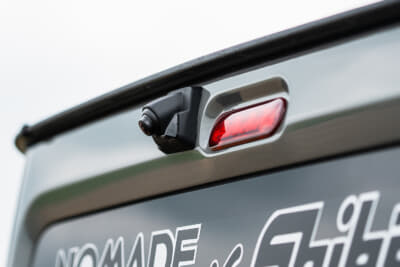 データシステムのジムニー用ハイマウントリヤカメラキット。純正リアウォッシャーノズルと交換して装着する。もちろんウォッシャーノズルを内蔵しているので、その機能は失われない