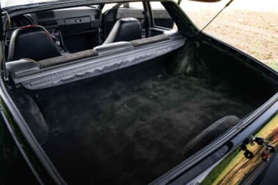 9万スイスフラン~12万スイスフラン(邦貨換算約1660万円〜約2200万円)で現在も販売中のポルシェ「924カレラGT」(C)Bonhams