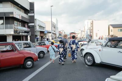 地域最大級の夏まつりに新たな魅力を添えるコンテンツとして初開催された「クラシックカー in 桐生八木沢節まつり」。国内外の名車たちが、風情ある錦町通りにずらりと並んだ