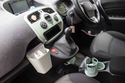 ルノー カングー：インパネまわりはSatoogooさんの好みでカラーリングされている。仕上がりもきれいで大人の配色になっている