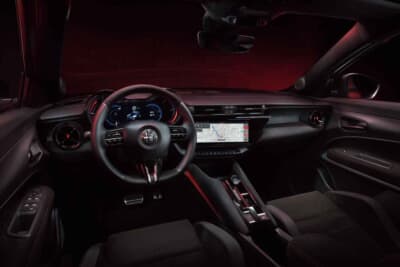 上質感とスポーティさを兼ね備えたコクピット