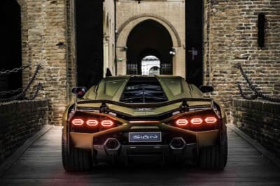 ランボルギーニ・シアン：チタン製吸気バルブ＋新型エキゾーストシステムを採用