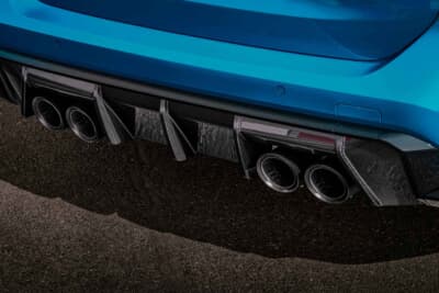 BMW M3 CSツーリング:リアディフューザーからは左右2本出しチタンマフラーが覗く