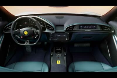 フェラーリ・アマルフィ:アルマイト処理のセンタートンネルは、ギアセレクター、ワイヤレス充電パッドなどを装備