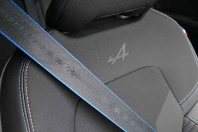 ルノー キャプチャー ：シートベルトにはさり気なくアルピーヌブルーの差し色が入るエスプリアルピーヌ