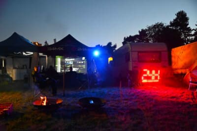 テントの中のスクリーンでライブ映像をみんなで観戦