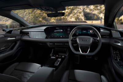 アウディA6 e-tron：ダッシュボードと一体化したディスプレイで包み込まれるような感覚のコクピット