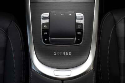 メルセデス・ベンツG 450 d Edition STRONGER THAN THE 1980s ：センターコンソールには1 of 460の刻印が入る