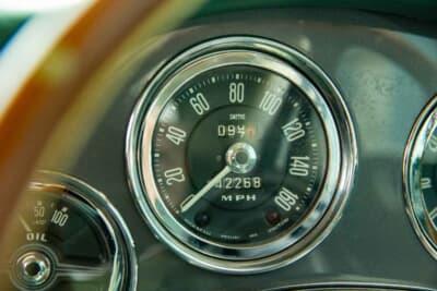 42万1250英ポンド(邦貨換算約8380万円)で落札されたアストンマーティン「DB4 プロトタイプ」(C)Courtesy of RM Sotheby's