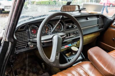 シトロエン DS：1本スポークのステアリングに3つのメーターが配置される