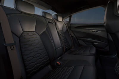 アウディRS e-tron GTパフォーマンス:ハニカムパターンを施したスポーツシートを採用