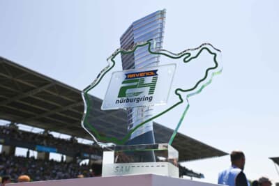 この優勝トロフィーは一体誰がゲットするのでしょうね!