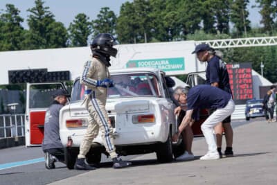 ドライバーチェンジする1972年式アルファ ロメオ ジュリア スーパー、チェンジ後、ホイールナットの増し締めするなどして万全で4時間の走行に挑む