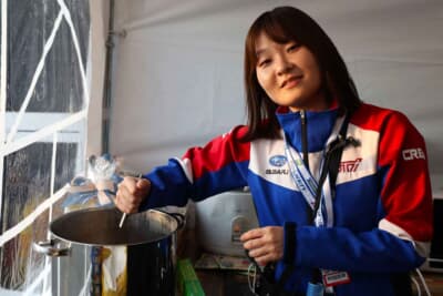 カレーの配食が始まったのは夜が明けて午前6時ごろから。広報部三原さんがよそってみなさんへご提供 ＜写真提供STI篠田さん＞